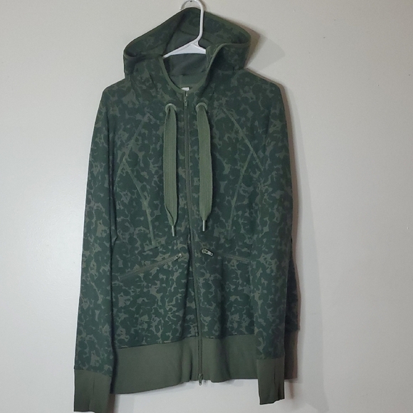 Cabi Camo Marathon Jacket Size Large Oversized Hood Thumbholes Like New - Picture 1 of 12